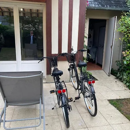 Maison Vélo Piscine Tennis Сasa de vacaciones Deauville